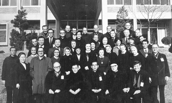김해교도소의 독방에 갇혀 있던 1977년 가을께 면회를 온 김수환 추기경은 ‘전향서를 쓰고 풀려나라’고 권했지만 필자는 거부했다. 사진은 73년 12월 수원 명상의집에서 열린 그리스도공동체 묵상회 때의 모습으로, 앞줄 맨 가운데가 김 추기경, 오른쪽 줄 가운데가 필자다.