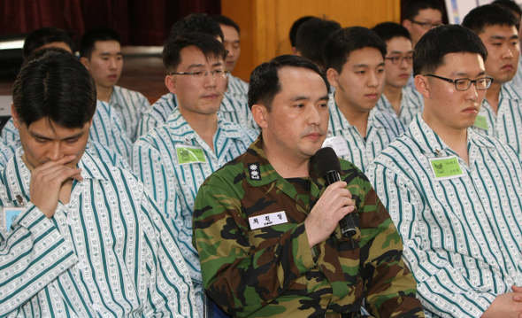 최원일 천안함 함장이 굳은표정으로 4월7일 오전 경기 성남시 분당 국군수도병원에서 열린 생존장병 기자회견에서 기자들의 질문에 답하고 있다. 성남/사진공동취재단