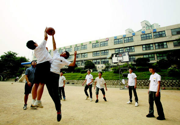 경기 고양시 일산중학교가 ‘졸업식 뒤풀이 파문’ 상처를 극복하기 위해 안간힘을 쓰고 있다. 23일 오후 1학년4반 학생들과 담임 최창민 교사가 함께 어울려 농구경기를 하고 있다.