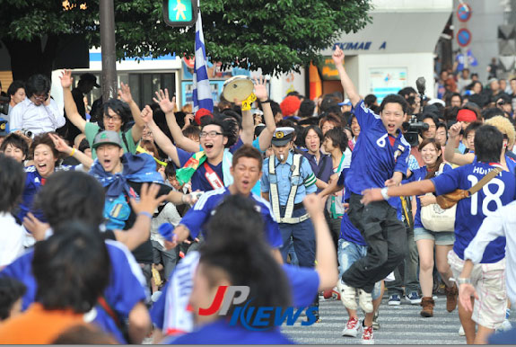 시부야 거리에서 환호하는 일본 서포터들. JPNews