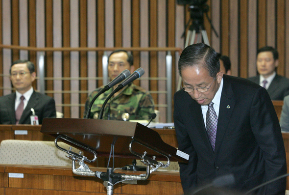 김태영 국방부 장관이 6월11일 국회에서 열린 천안함 침몰사건 진상조사특위에 참석해 의원들에게 인사하고 있다. 한겨레 탁기형 기자