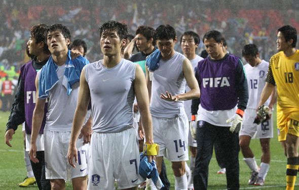 <b>아쉬움에 발걸음이…</b> 박지성(왼쪽 셋째) 등 한국 축구대표팀 선수들이 27일(한국시각) 포트엘리자베스 넬슨만델라베이 경기장에서 열린 우루과이와의 남아공월드컵 16강전에서 진 뒤 경기장을 나서고 있다.  포트엘리자베스/김진수 기자