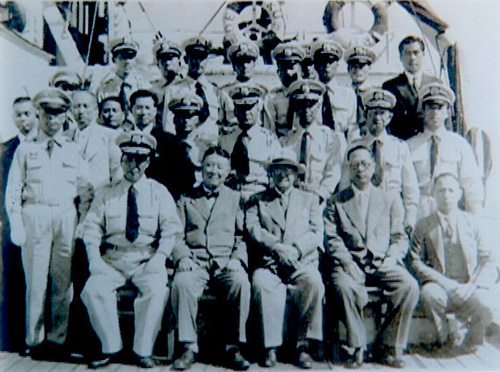 한국전쟁 때 특별소해부대의 파견을 지시했던 요시다 시게루 당시 총리(앞줄 오른쪽에서 셋째)가 소해부대원들과 함께 찍은 사진. 태평양전쟁 종전 후 진주한 미군은 일제의 전력을 모두 해체했으나, 일본 연안의 기뢰 제거작업을 위해 소해부대는 존속토록 했다.   <한겨레> 자료사진