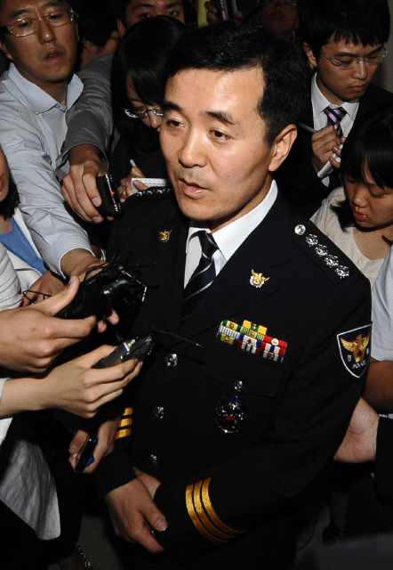 채수창 서울 강북경찰서장이 28일 오후 강북구 번동 강북경찰서에서 경찰 지휘부의 실적주의를 비판하며 조현오 서울경찰청장의 사퇴를 촉구하는 기자회견을 한 뒤 기자들의 질문에 답하고 있다. 채 서장은 자신도 “지휘부에 휘둘려 부하 직원들에게 실적을 요구해 온 데 책임을 느낀다”며 사퇴 의사를 밝혔다. <노컷뉴스> 제공