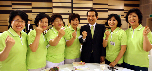 정세균 민주당 대표(오른쪽 셋째)가 1일 오후 서울 동작구 대방동 서울여성플라자에서 열린 ‘민주당 6·2 지방선거 여성당선자 워크숍’에서 당선자들과 함께 파이팅을 외치고 있다.  김경호 기자 <A href="mailto:jijae@hani.co.kr">jijae@hani.co.kr</A>