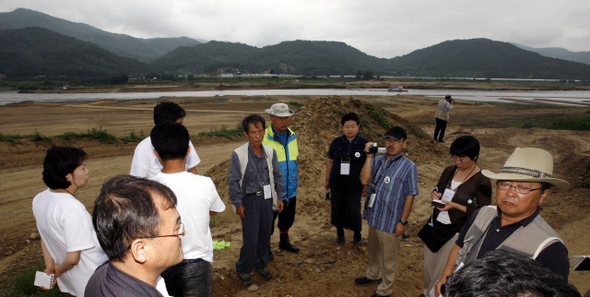 <B>나라밖 활동가들도 관심</B> 한국과 일본의 하천 전문가와 환경단체 활동가들이 4일 오후 경북 구미시 고아읍 도개면 낙단보 하류 낙동강사업 32공구 공사현장을 둘러보고 있다. 이들은 2일부터 5일까지 나흘동안 금강, 낙동강, 한강 등을 둘러보고 4대강 사업에 대한 조사결과를 발표할 예정이다. 구미/박종식 기자 anaki@hani.co.kr