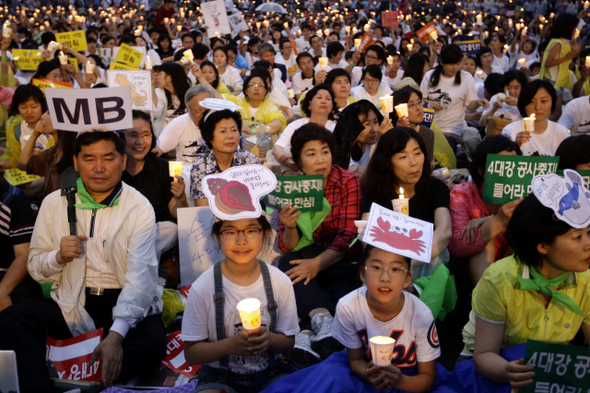 3일 저녁 서울광장에서 열린 ‘4대강 공사 중단 범국민대회’에 참석한 시민들이 4대강 개발을 비판하는 내용의 다양한 손팻말과 촛불을 든 채 공사 중단을 촉구하고 있다.　 김명진 기자 littleprince@hani.co.kr