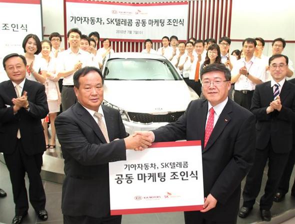 박인식 에스케이(SK)텔레콤 기업사업부문장(오른쪽)과 김충호 기아자동차 국내영업본부장이 7일 오전 서울 강남구 압구정동 기아자동차 국내영업본부 압구정 사옥에서 열린 ‘기아차-에스케이텔레콤 공동 마케팅 조인식’에서 양해각서를 체결한 뒤 악수하고 있다. 에스케이텔레콤 제공