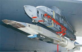 B-52 폭격기 날개에 극초음속 미사일 ‘X-51A 웨이브라이더’를 장착해 놓은 모습. 지난 5월 당시 미 국방부는 B-52가 고도 1만5000m까지 올라간 상태에서 X-51A 웨이브라이더를 발사했다.