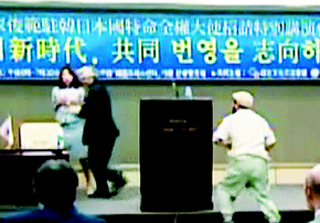 자신을 ‘독도지킴이 대장’이라고 밝힌 김기종(오른쪽)씨가 7일 저녁 7시30분께 서울 중구 한국언론회관에서 강연을 마치고 질문을 받으려던 시게이에 도시노리 주한 일본대사를 향해 한 차례 돌을 던진 뒤 시게이에 대사가 이를 피하자 다시 돌을 던지려 하고 있다. <문화방송> 화면 갈무리
