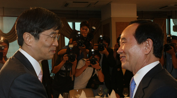 안병만 교육과학기술부 장관(오른쪽)과 곽노현 서울시교육감이 8일 저녁 서울 태평로 클럽에서 열린 전국 시도 교육감 간담회에서 만나 악수를 하며 인사를 나누고 있다. 김진수 기자 <A href="mailto:jsk@hani.co.kr">jsk@hani.co.kr</A>