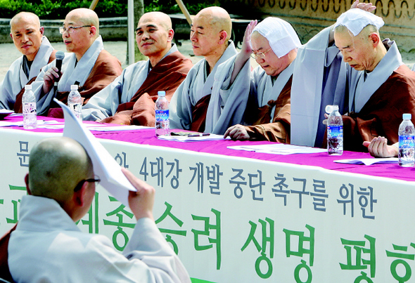 조계종 원로스님들이 8일 오후 서울 종로구 견지동 조계사 대웅전 앞에서 열린 ‘문수 스님 추모와 4대강 개발 중단 촉구를 위한 조계종 승려 생명평화선언’을 발표하는 기자회견에서 일문일답이 진행되는 동안 머리에 흐르는 땀을 훔치고 있다. 오른쪽부터 청화(조계종 전 교육원장), 법타(동국대 정각원장), 지현(송광사 율주), 퇴휴(실천불교전국승가회 대표), 법안(불교미래사회연구소장), 진오(청정승가를 위한 대중결사 대표) 스님. 이종근 기자 <A href="mailto:root2@hani.co.kr">root2@hani.co.kr</A>