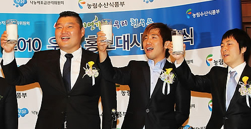  농림수산식품부는 <문화방송(MBC)> ‘무릎팍도사’ 프로그램에 출연하고 있는 강호동, 유세윤, 우승민씨를 우유 소비 촉진 홍보대사로 위촉하고, 9일 서울 웨스틴조선호텔에서 이들에게 임명장을 줬다. 농식품부는 “무릎팍도사 출연진은 위촉식에서 ‘사랑의 우유 전달’ 행사를 열어 우유 1만개를 어린이재단에 전달했다”고 밝혔다. 