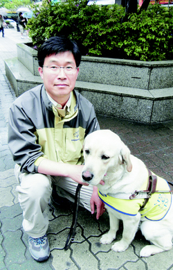 삼성안내견학교의 이성진(사진) 훈련사