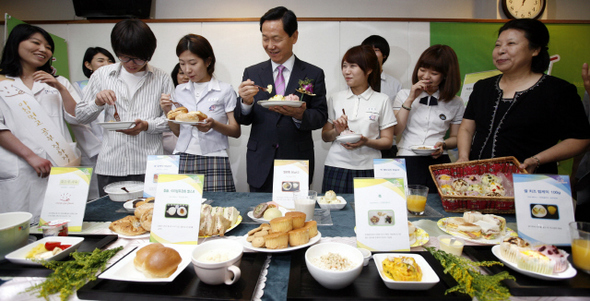 김상곤 경기도교육감(가운데)과 학생들이 14일 오전 서울 서초구 양재동 서울교육문화회관에서 열린 ‘아침급식 사업설명회 및 품평회’에 참석해 아침급식 메뉴들을 맛보고 있다. 경기도 교육청은 아침급식 수요 조사를 통해 이르면 9월부터 희망학교에 한해 유상으로 급식을 시행할 계획이다.   박종식 기자 anaki@hani.co.kr