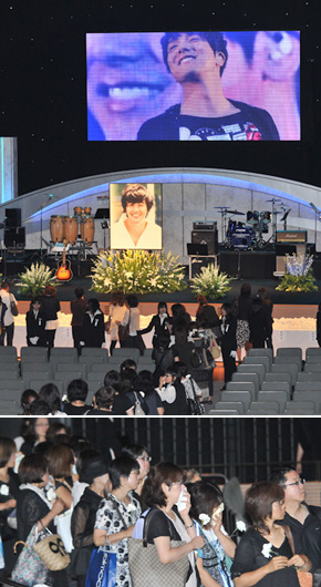 14500송이 꽃 영전에…일본서 식지않는 용하 추모