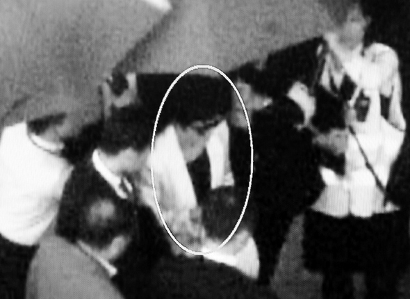 1987년 ‘대한항공(KAL) 858기’ 폭파범인 김현희씨가 20일 오전 일본 정부가 마련한 전세기를 타고 일본 하네다 공항에 도착해 삼엄한 경계를 받으며 공항을 나서고 있다. <문화방송> 화면 갈무리