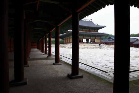 가로, 세로 직선을 느낌을 잘 살려 찍은 고봉중고등학교 사진영상반 학생의 작품. 장소는 창덕궁.