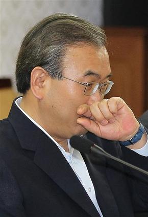 <b>입 가리고…</b> 박영준 총리실 국무차장이 23일 서울 세종로 정부중앙청사에서 열린 국가정책조정회의에서 이야기하던 중 잠시 손으로 입을 가리고 있다.  연합뉴스