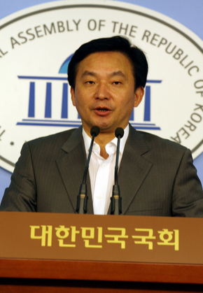 <b>목청 높이고…</b> 원희룡 한나라당 사무총장이 23일 오전 국회에서 기자회견을 열어 남경필·정두언·정태근 의원 등 여당 의원 사찰 논란과 관련해 “책임자 문책이 불가피하다”고 밝히고 있다. 
 김경호 기자 jijae@hani.co.kr