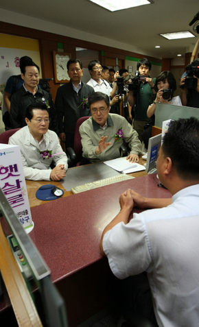 진동수 금융위원장(앞줄 오른쪽)과 허태열 국회 정무위원장이 26일 오전 서울 영등포농협에서 서민전용 대출인 ‘햇살론’의 첫 대출 신청자(뒷모습)와 상담하고 있다. 농협·수협·신협·산림조합·새마을금고·저축은행 등 햇살론 참여 금융사들은 26일부터 전국 3989개 본점과 지점 창구에서 햇살론 판매에 들어갔다. 
 김진수 기자 jsk@hani.co.kr