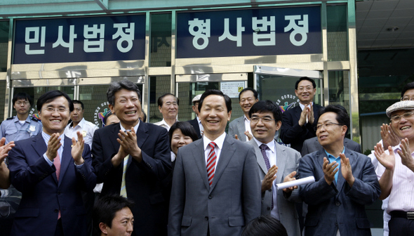 시국선언을 한 교사들에 대한 징계를 유보한 혐의로 기소된 김상곤 경기도교육감이 27일 오후 경기 수원시 영통구 원천동 수원지방법원에서 열린 1심 재판에서 무죄를 선고받은 뒤 법정을 나서면서 변호인과 지지자들의 축하를 받고 있다.  수원/김명진 기자 littleprince@hani.co.kr