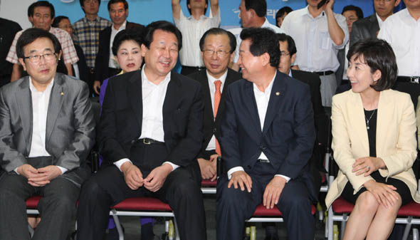 한나라당 안상수 대표(가운데)와 김무성 원내대표(왼쪽) 등 당직자들이 28일 밤 서울 여의도 당사 개표 상황실에서 개표 방송을 지켜보다 한나라당이 다섯 곳에서 이긴 것으로 나타나자 밝은 표정으로 이야기하고 있다. 탁기형 선임기자 khtak@hani.co.kr