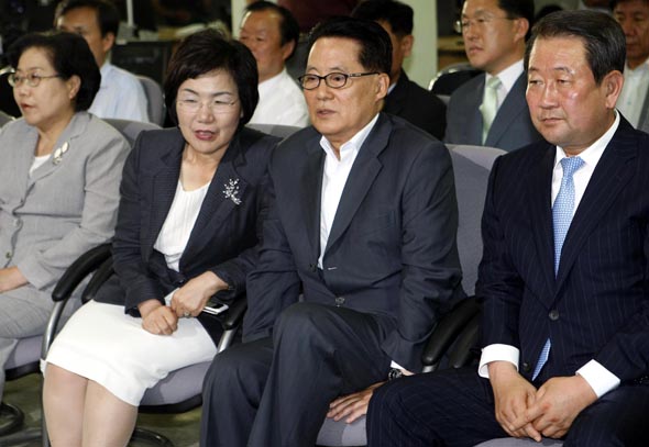민주당 박지원 원내대표(오른쪽 둘째), 이미경 사무총장(오른쪽 셋째) 등 당직자들이 28일 밤 서울 영등포 당사에서 개표방송을 지켜보다 민주당 후보가 고전하는 것으로 나타나자 무거운 표정을 짓고 있다. 박종식 기자 anaki@hani.co.kr