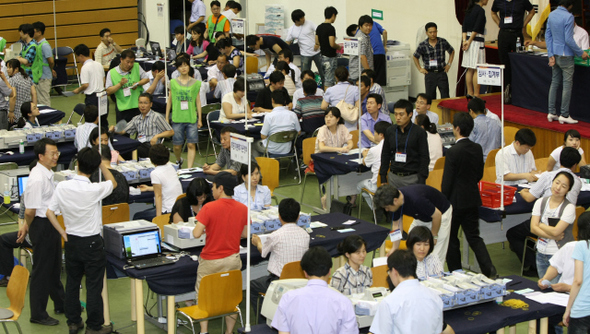 28일 밤 서울 은평구 불광동 한국여성개발원 대강당에 마련된 은평을 선거구 개표소에서 개표사무원들이 각 투표소에서 보내온 투표함을 열어 개표작업을 하고 있다. 김진수 기자 <A href="mailto:jsk@hani.co.kr">jsk@hani.co.kr</A>