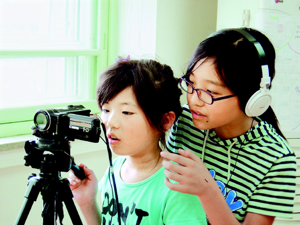 방학을 맞은 전북 익산 이리동북초등학교 어린이들이 방송반 여름캠프에 참여해 직접 드라마를 만들고 있다. 이리동북초등학교 제공
