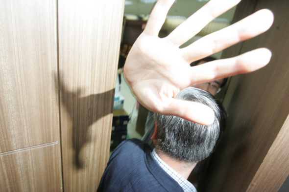 상지대 정이사를 선임하기 위한 사학분쟁조정위원회가 30일 오전 서울 세종로 정부중앙청사에서 열렸다. 사분위 위원들이 회의장으로 들어가는 모습을 취재하는 카메라를 교육과학기술부 직원이 손으로 가리려 하고 있다.  이종찬 선임기자 rhee@hani.co.kr