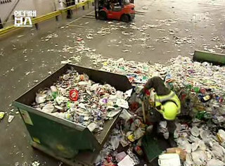 래리 오도널 회장이 자신의 회사에 사원으로 위장취업해 쓰레기를 치우고 있다.  문화방송 제공