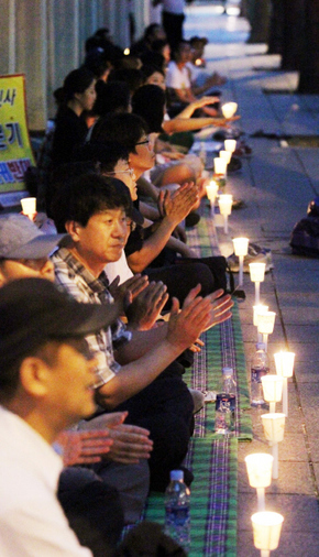  ‘비리재단 복귀 저지와 상지대 지키기 긴급행동’ 회원들이 지난 6일 밤 서울 세종로 정부중앙청사 후문 앞에서 비리로 물러난 김문기 전 이사장의 복귀를 반대하는 촛불집회를 열고 있다. 김경호 기자 <A href="mailto:jijae@hani.co.kr">jijae@hani.co.kr</A>