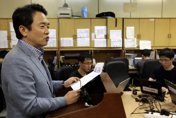  남경필 한나라당 의원이 15일 오후 서울 서초동 서울중앙지검 기자실에서 자신의 경찰 수사 외압 행사 의혹과 부인의 밀수 의혹 등이 최근 언론에 보도된 것과 관련해 “이인규 전 총리실 공직윤리지원관과 해당 언론사를 고소하겠다”고 밝히고 있다. 김명진 기자 <A href="mailto:littleprince@hani.co.kr">littleprince@hani.co.kr</A>
 