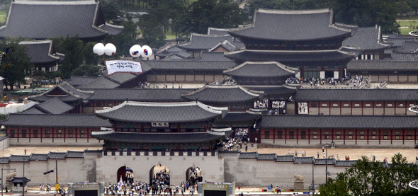 이명박 대통령이 15일 서울 광화문에서 열린 제65주년 광복절 경축식에서 광화문 현판이 제막되어 시민들에 공개됐다.