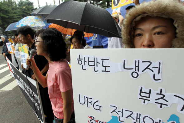    한국진보연대와 평화와 통일을 여는 사람들, 민주노총 등 시민·사회·노동 단체 회원들이 을지프리덤가디언(UFG) 훈련이 시작된 16일 오전 경기 성남시 수정구 상적동 한미연합사 전쟁지휘소 앞에서 “한미 연합훈련이 동북아의 신냉전을 조장하고 있다”고 주장하며 훈련 중단을 요구하고 있다.  성남/김태형 기자 xogud555@hani.co.kr