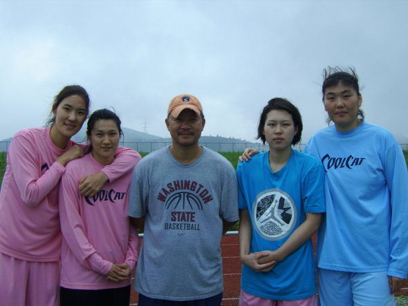 신세계 여자농구팀의 김계령, 김나연, 정인교 감독, 김지현, 강지숙(왼쪽부터)이 16일 해발 1500m가 넘는 강원도 태백 전지훈련장에서 포즈를 취하고 있다.
