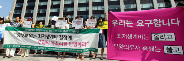 기초생활권리행동, 보건의료단체연합 등 시민사회단체로 구성된 ‘민중생활보장위원회’ 회원들이 19일 오전 서울 계동 보건복지부 앞에서 최저생계비의 대폭 인상을 촉구하고 있다. 이날 복지부에선 2011년도 최저생계비를 결정하기 위한 중앙생활보장위원회 첫 회의가 열렸다.  김태형 기자 xogud555@hani.co.kr