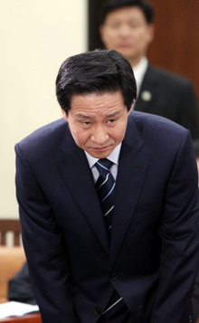 “죄송” 청문회   이재훈 지식경제부 장관 후보자가 20일 오전 국회에서 열린 인사청문회에서 의원들에게 인사하고 있다.  김경호 기자 jijae@hani.co.kr