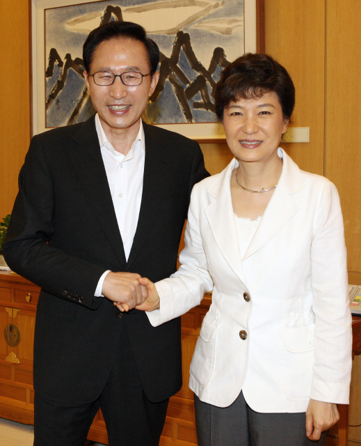 이명박 대통령과 박근혜 한나라당 전 대표가 지난 21일 청와대에서 만나 악수하고 있다.  청와대 제공