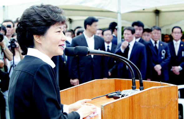 박근혜 한나라당 전 대표가 지난 15일 서울 동작동 국립서울현충원에서 열린 육영수 여사 36주기 추도식에서 인사말을 하고 있다. 박종식 기자 anaki@hani.co.kr