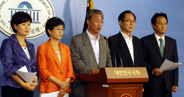 야 의원들 “이주호 후보 자격없다” 이주호 교육과학기술부 장관 후보자에 대한 인사청문회를 진행했던 국회 교육과학기술위 소속 야당 의원들이 24일 오후 국회에서 “이 후보자가 청문 결과 무양심·무소신·무책임 후보자로 교과부 수장의 자격이 없다”며 사퇴를 요구하고 있다. 왼쪽부터 김유정 김상희 민주당 의원, 유승엽 무소속 의원, 권영길 민주노동당 원내대표, 안민석 민주당 의원.  김경호 기자 jijae@hani.co.kr