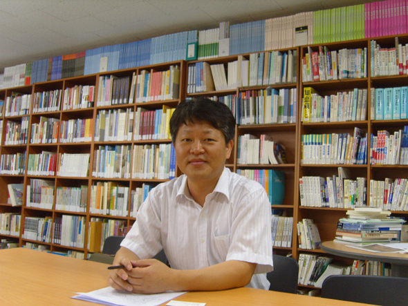 ‘아시아평화와 역사교육연대’의 이신철(45·성균관대 연구교수) 공동위원장.