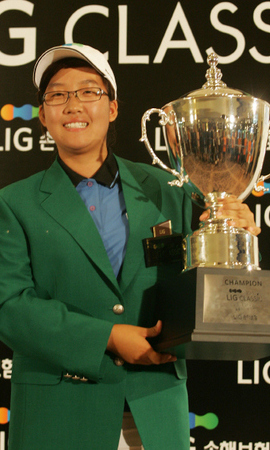 29일 경기 포천시 일동레이크골프클럽에서 열린 ‘2010 엘아이지(LIG) 클래식’에서 우승한 배희경이 우승트로피를 들고 기뻐하고 있다. KLPGA 제공