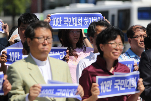 ‘4대강 공사 중단을 위한 국민행동 대표자 협의회’ 회원들이 7일 오전 서울 광화문광장에서 오는 11일 광화문광장과 보신각 주변 등에서 열려던 ‘4대강 공사 중단을 위한 10만 국민대회’를 경찰이 불허한 것에 항의하며 대회의 합법적 보장과 광화문광장 개방 등을 촉구하고 있다. 
 김태형 기자 xogud555@hani.co.kr