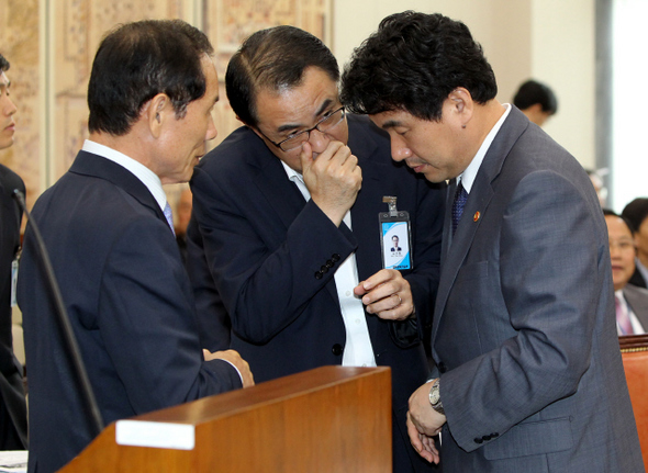 이주호 교육과학기술부 장관(오른쪽)이 8일 오전 상지대 관련 긴급 현안보고를 위해 열린 국회 교육과학기술위원회에 나왔지만, 상지대 정이사 선임을 결정한 사학분쟁조정위원들의 불참으로 회의가 진행되지 못하자 교육과학기술부 직원들과 상의하고 있다. 박종식 기자 <A href="mailto:anaki@hani.co.kr">anaki@hani.co.kr</A>