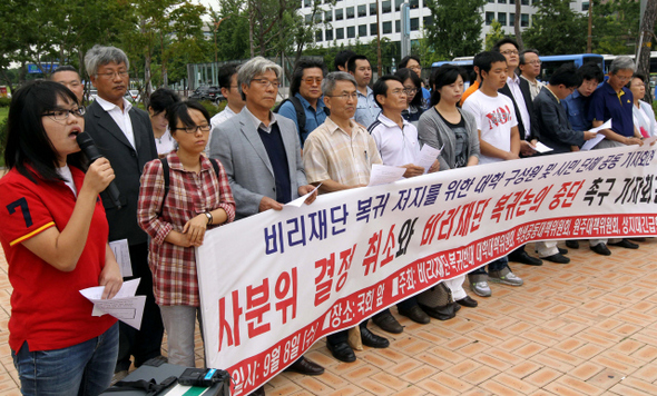 비리재단 복귀반대 대학 대책위원회와 상지대 문제 해결을 위한 원주 대책위원회 등의 회원들이 8일 오전 서울 여의도 국회앞에 모여 ‘교과부 장관의 상지대 사분위 결정 취소’와 ‘사분위의 비리재단 복귀 논의 전면 중단’ 등을 촉구하고 있다. 김태형 기자 xogud555@hani.co.kr