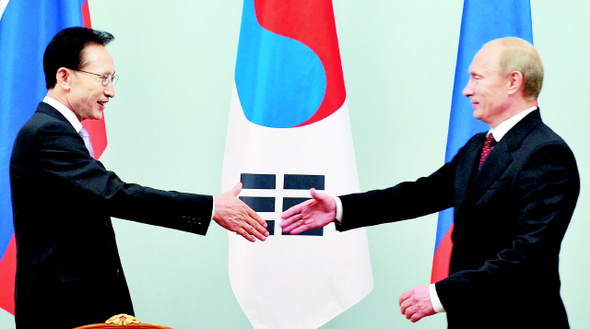 제2차 야로슬라블 세계정책포럼 참석차 러시아를 찾은 이명박 대통령(왼쪽)이 9일 저녁(한국시각) 모스크바에서 블라디미르 푸틴 러시아 총리와 만나 인사를 나누고 있다. 모스크바/청와대사진기자단