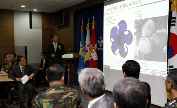 천안함 민·군 합동조사단의 노인식 충남대 교수가 13일 오전 서울 용산구 국방부에서 열린 ‘천안함 피격사건 합동조사 결과 보고서’ 발간 기자회견 중 ‘스크루 휨 현상에 대한 시뮬레이션’ 결과를 발표하고 있다. 
 김명진 기자 littleprince@hani.co.kr