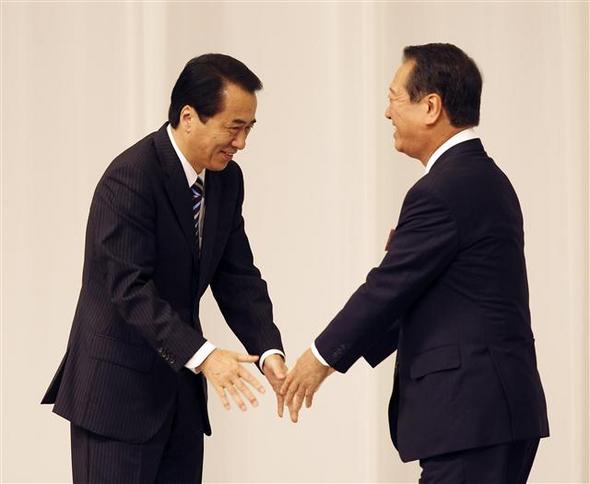 간 나오토(왼쪽) 일본 총리가 14일 집권 민주당 대표로 재선된 뒤 경쟁후보였던 오자와 이치로 전 간사장으로부터 축하를 받고 있다.도쿄/AP 연합뉴스